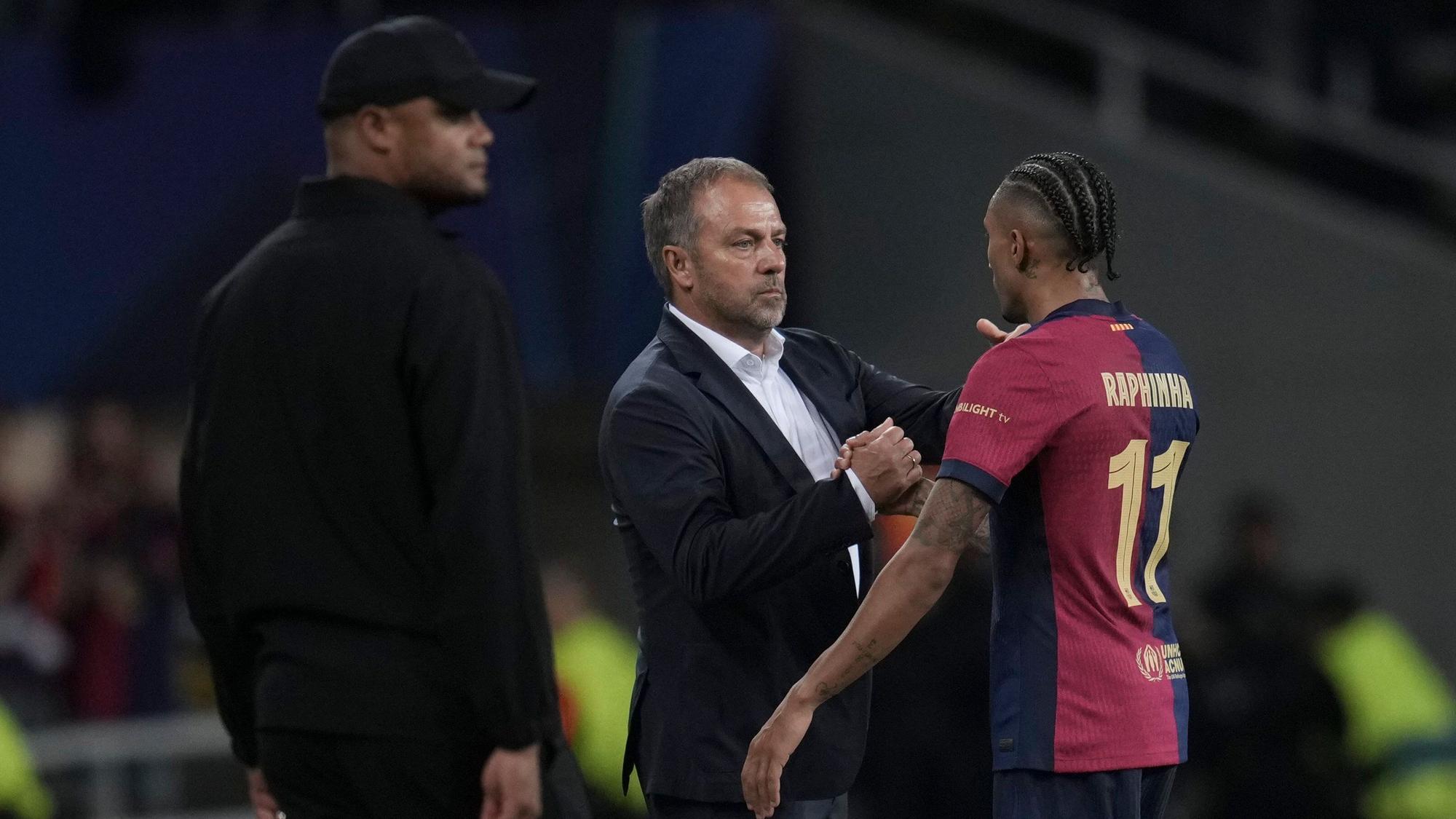 Barca-Trainer Hansi Flick gratuliert dem dreifachen Torschützen Raphinha bei dessen Auswechslung. Der FC Barcelona hat 4:1 gegen den FC Bayern München gewonnen.