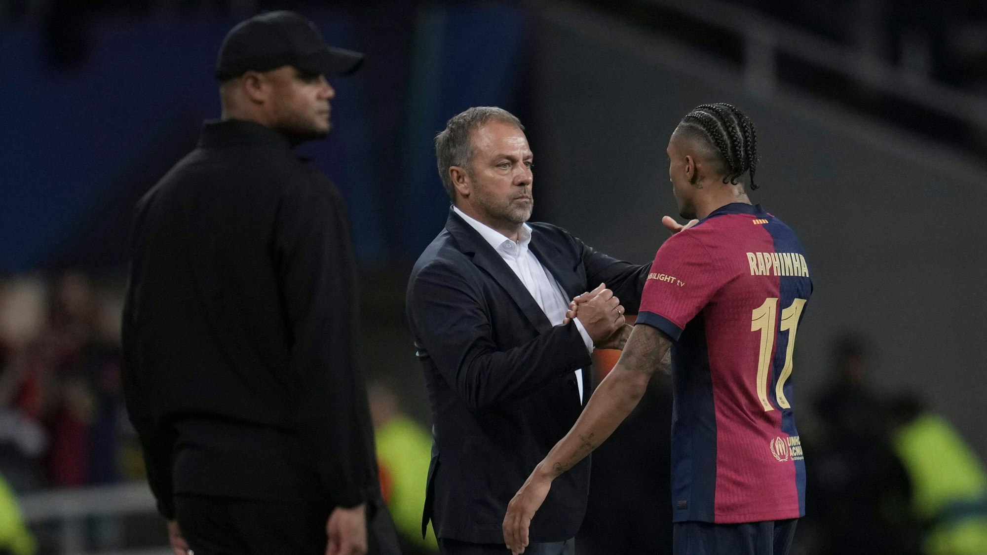 Barca-Trainer Hansi Flick gratuliert dem dreifachen Torschützen Raphinha bei dessen Auswechslung. Der FC Barcelona hat 4:1 gegen den FC Bayern München gewonnen.