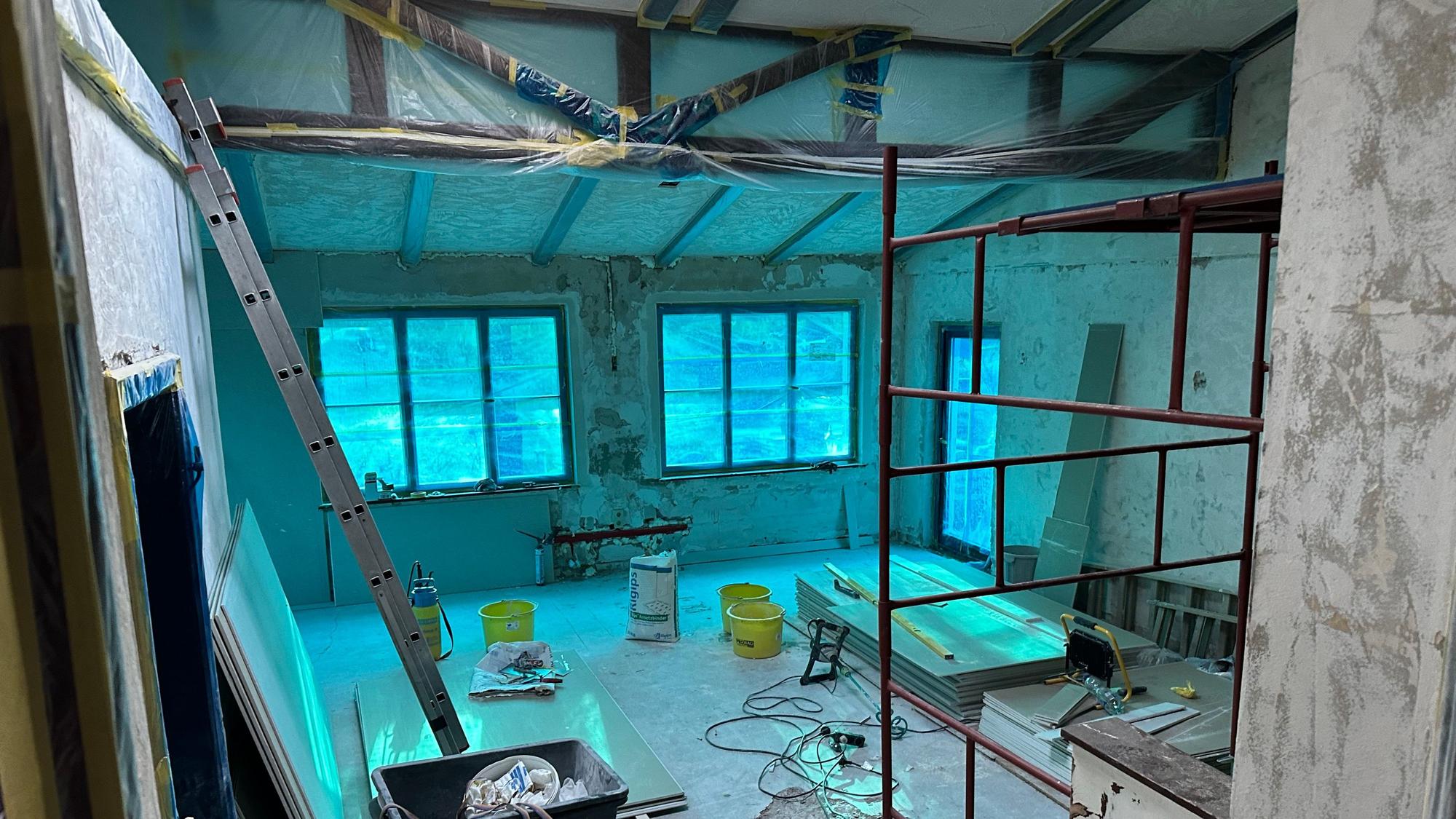 Das Forsthaus Telegraph wird komplett renoviert. Bretter und Leitern stehen überall im Raum herum.