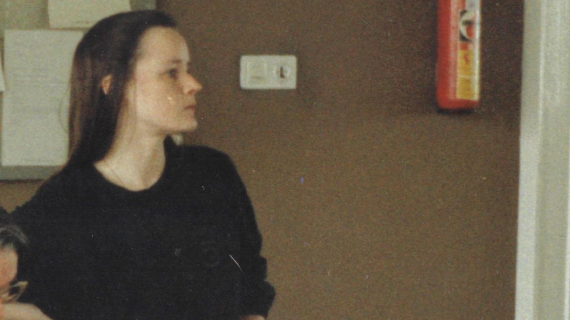 Andrea W. an ihrem Arbeitsplatz bei der Post in Köln, wenige Monate vor ihrem gewaltsamen Tod.