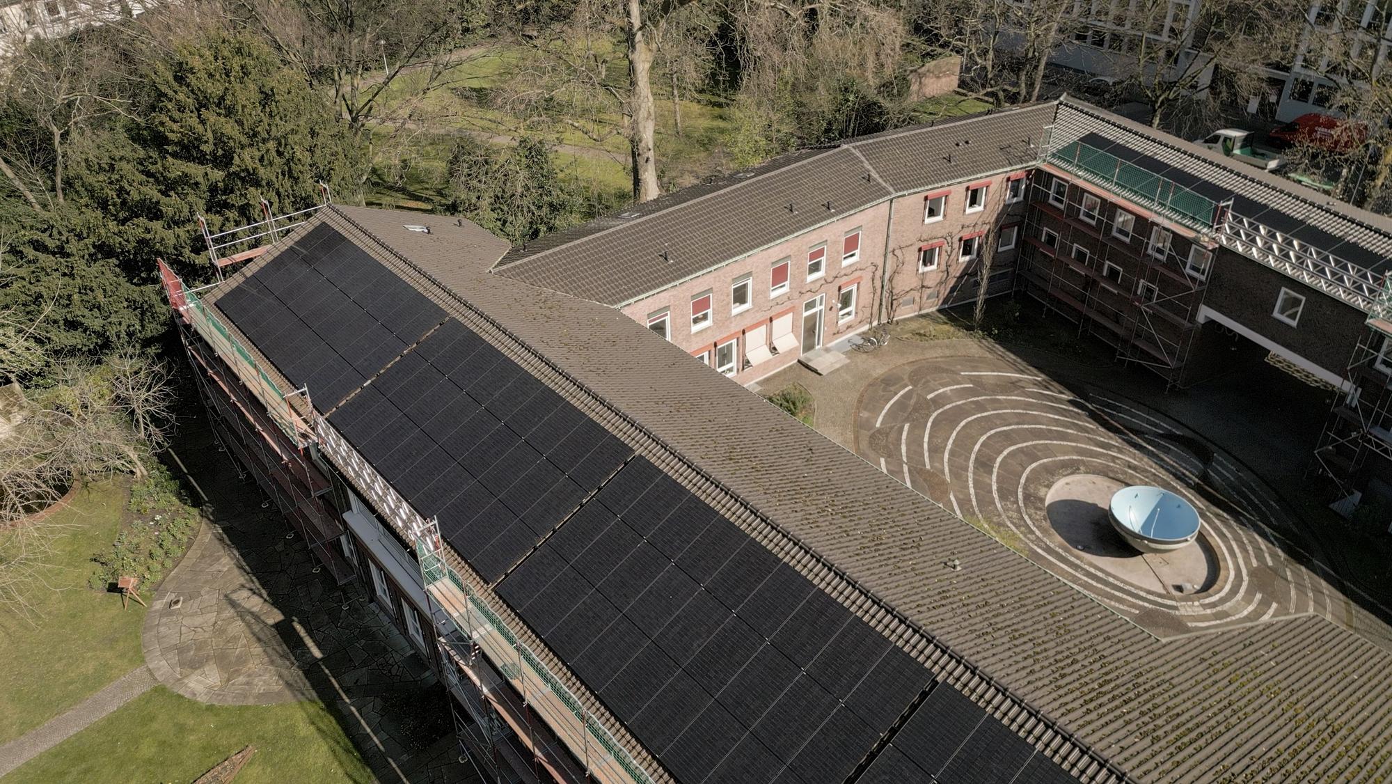 Photovoltaikanlage auf dem Dach des Erzbischöflichen Hauses in Köln