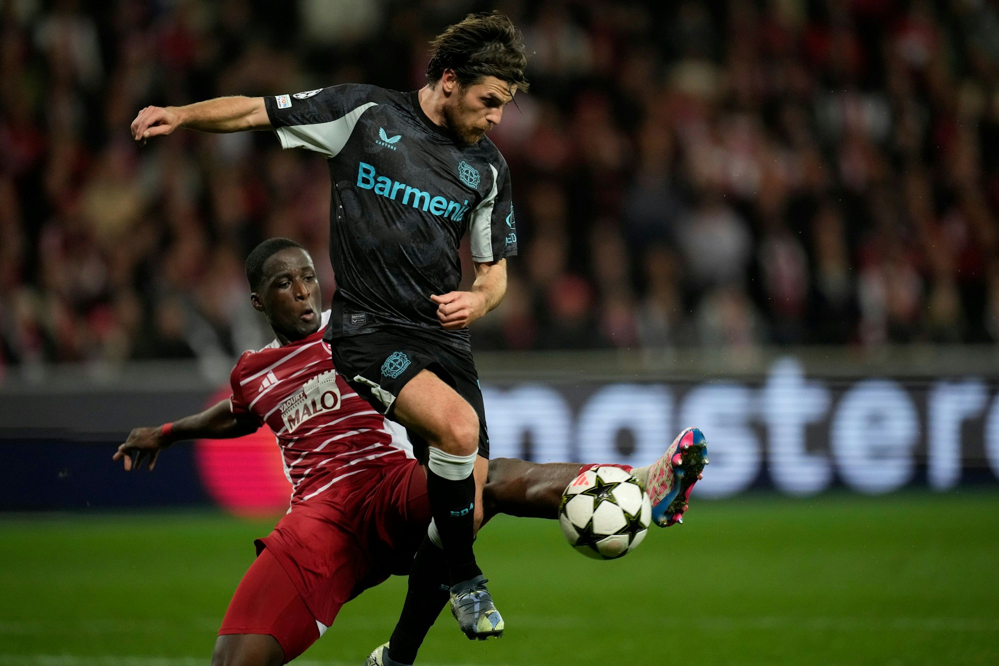 23.10.2024, Frankreich, Guingamp: Fußball: Champions League, Vorrunde 3. Spieltag, Stade Brest - Bayer Leverkusen im Stade Roudourou: Leverkusens Jonas Hofmann (r) und Brests Soumaila Coulibaly kämpfen um den Ball. Foto: Christophe Ena/AP +++ dpa-Bildfunk +++