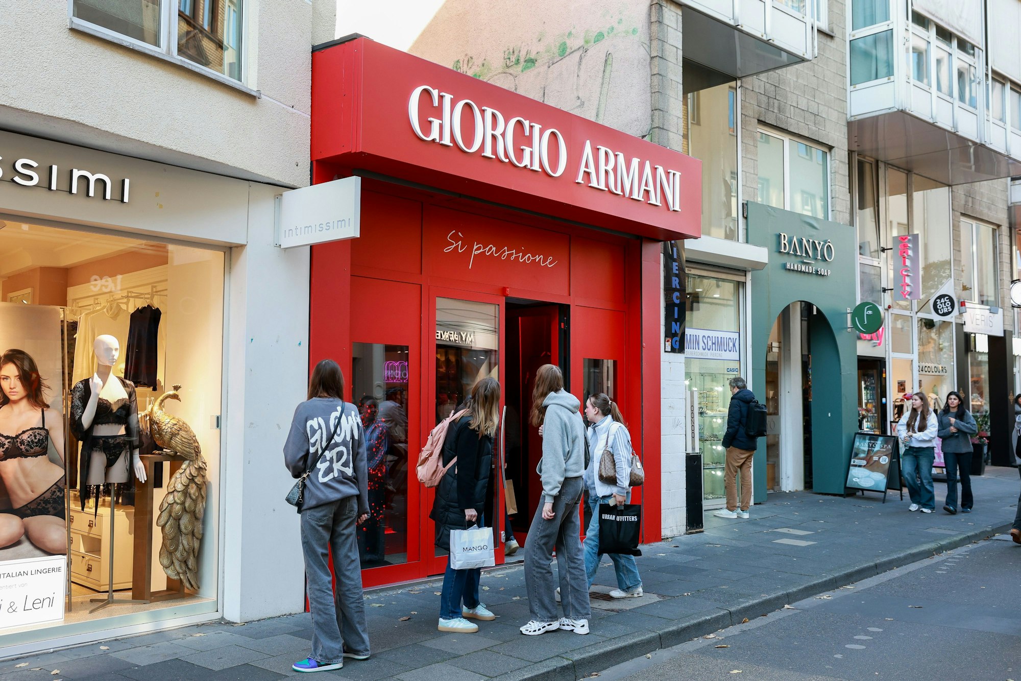 Nur für einige Tage gestaltete der Weltkonzern Giorgio Armani den roten Pop-up-Store.