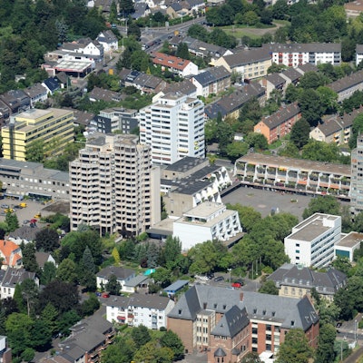 Das Bild zeigt einen Platz in einer Stadt von oben.