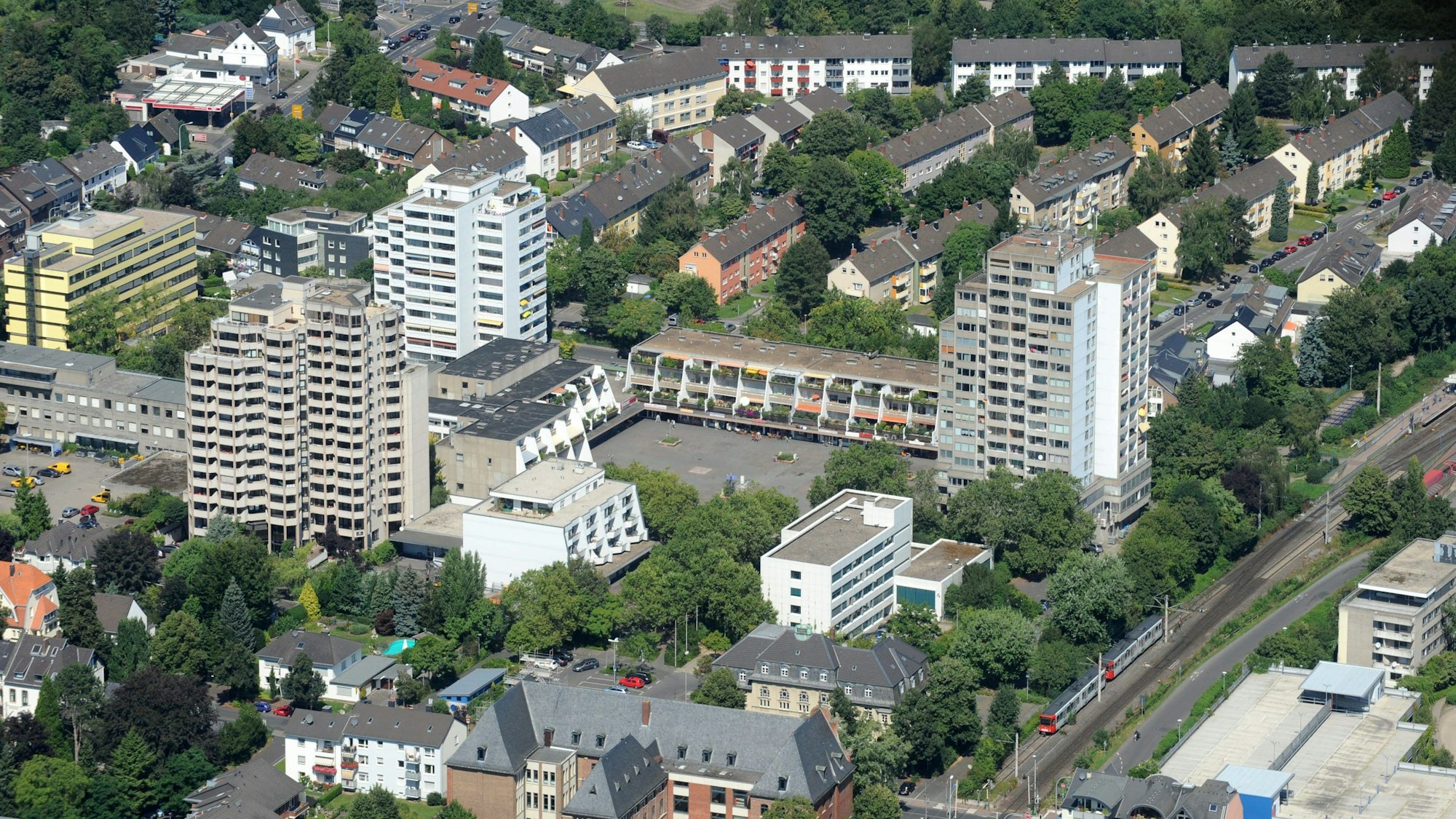 Das Bild zeigt einen Platz in einer Stadt von oben.