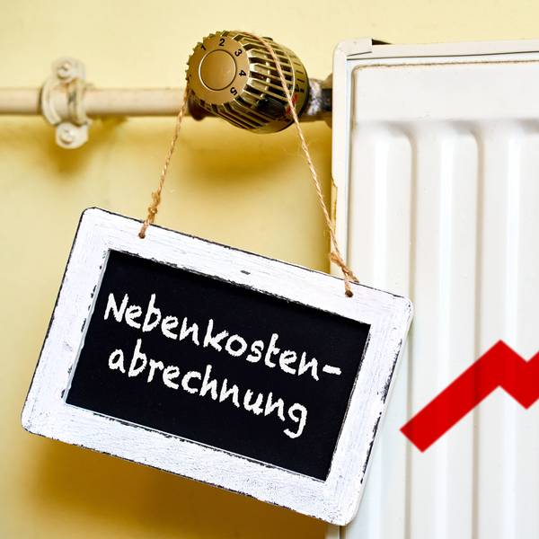 Schild an einem Heizkörper mit der Aufschrift: Nebenkostenabrechnung. FOTOMONTAGE