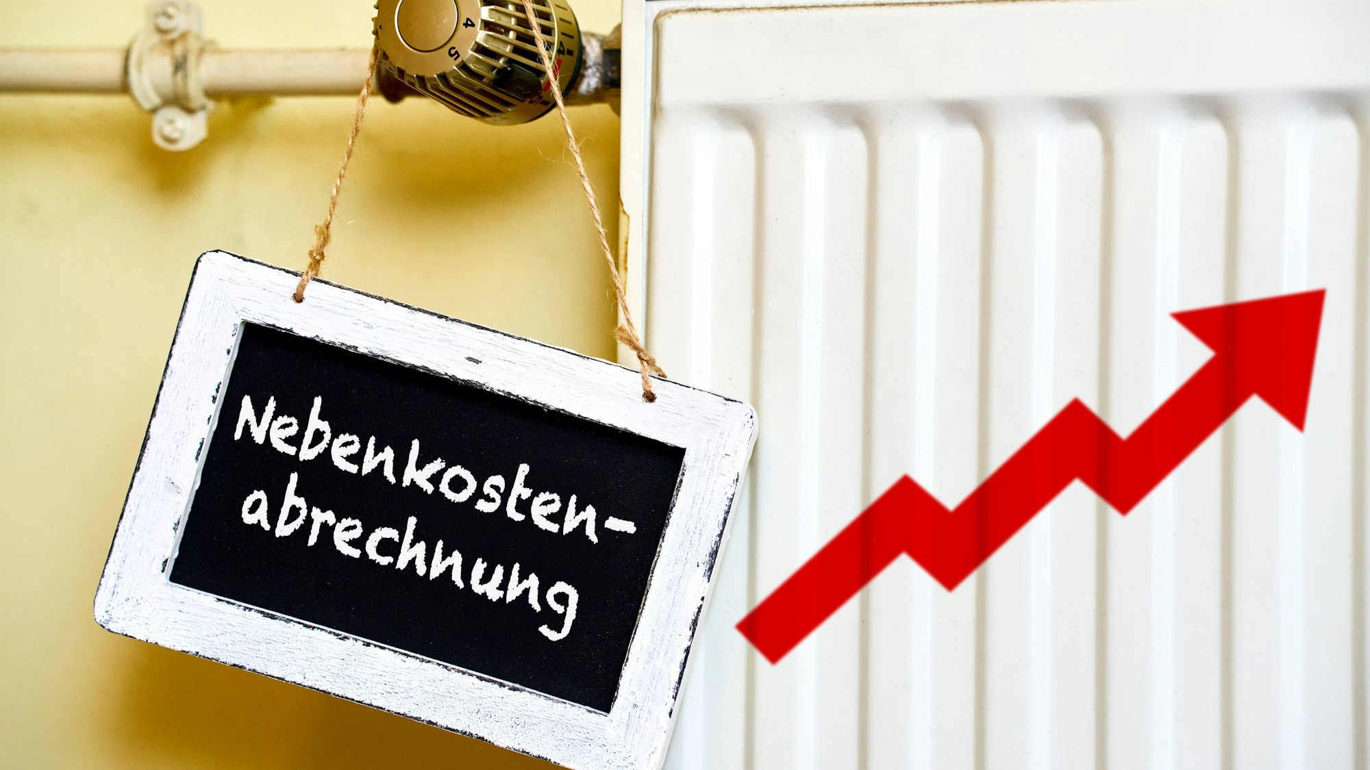 Schild an einem Heizkörper mit der Aufschrift: Nebenkostenabrechnung. FOTOMONTAGE
