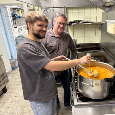 Das Fosthaus Telegraph wird renoviert, Thomas Pilger (r.) und Sohn Julian in der Küche. Sie kochen gerade eine Kürbissuppe mit Cocos.