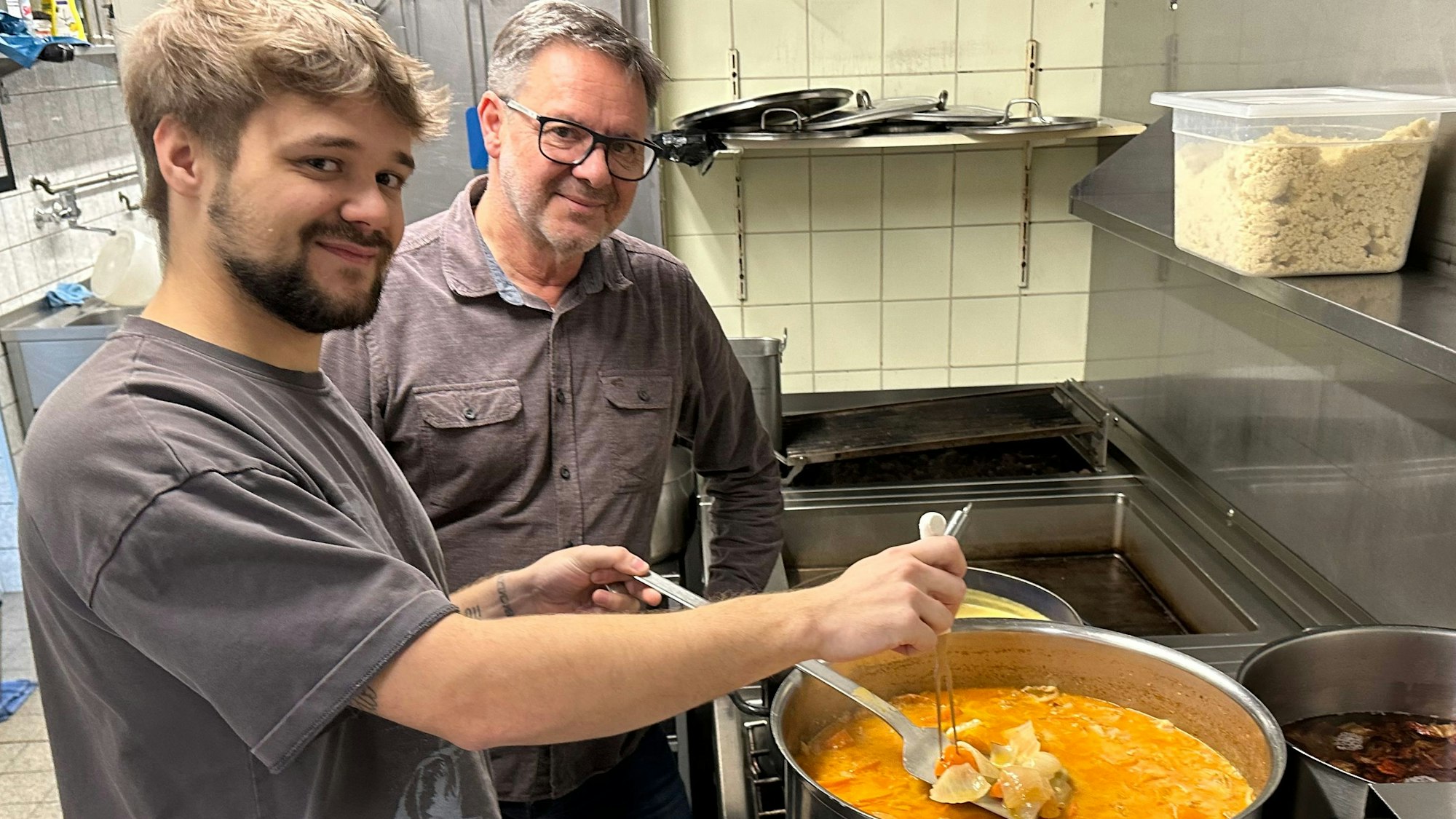 Das Fosthaus Telegraph wird renoviert, Thomas Pilger (r.) und Sohn Julian in der Küche. Sie kochen gerade eine Kürbissuppe mit Cocos.