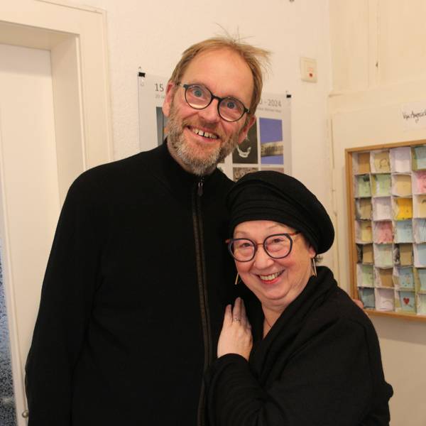 Eine Frau und ein Mann lächeln in die Kamera.
