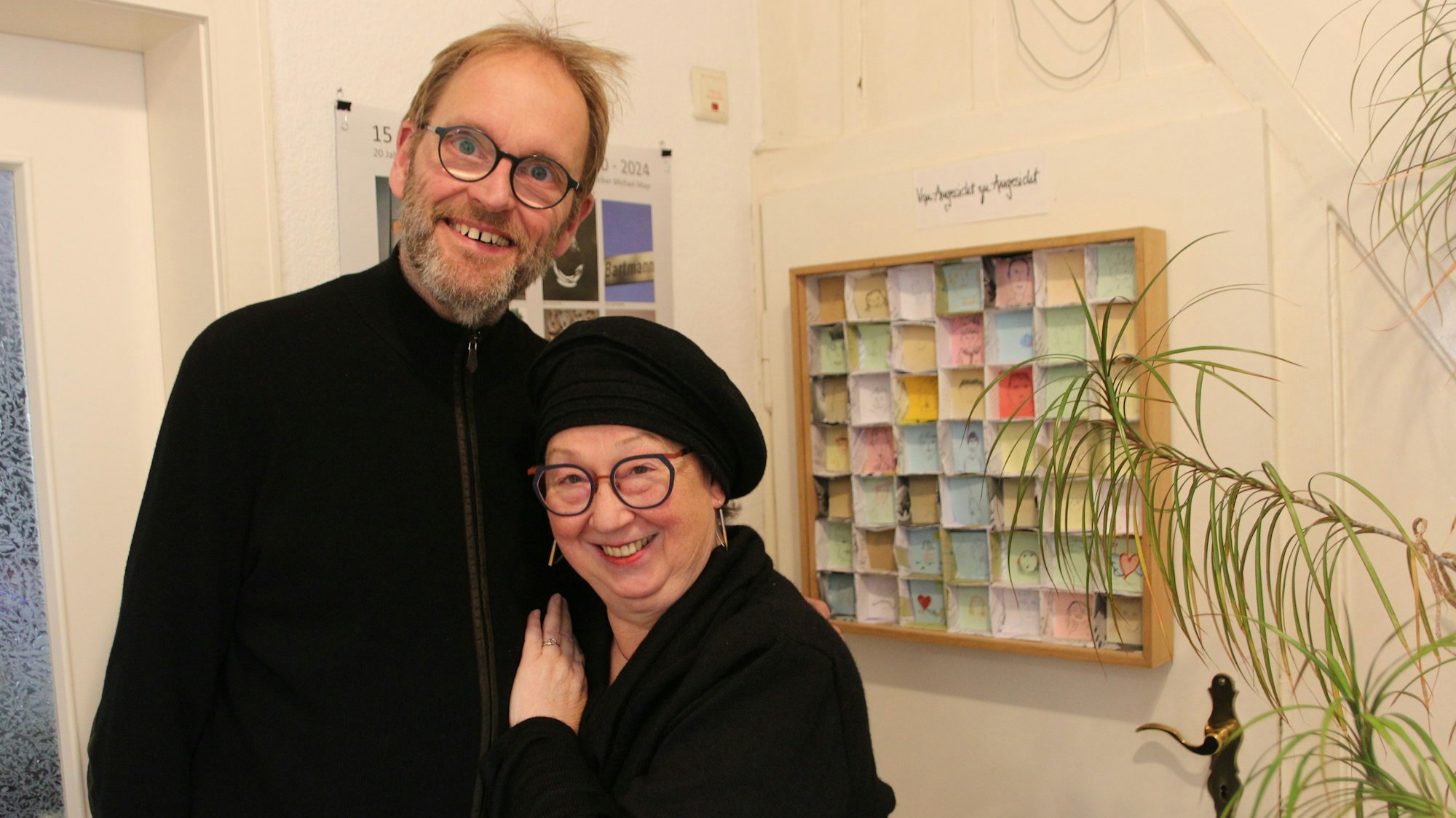 Eine Frau und ein Mann lächeln in die Kamera.