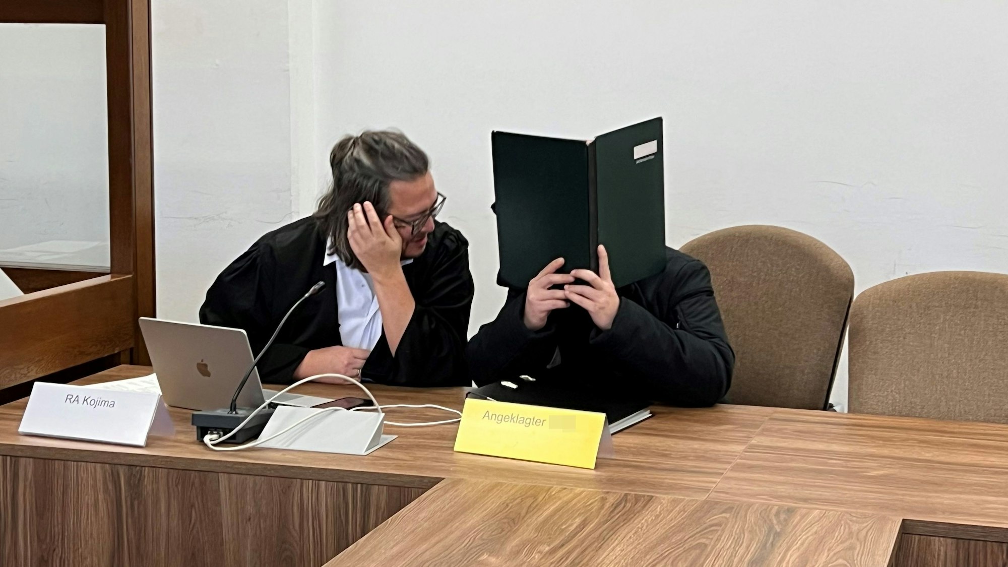Der Hauptangeklagte mit seinem Verteidiger beim Prozessauftakt im Landgericht Köln