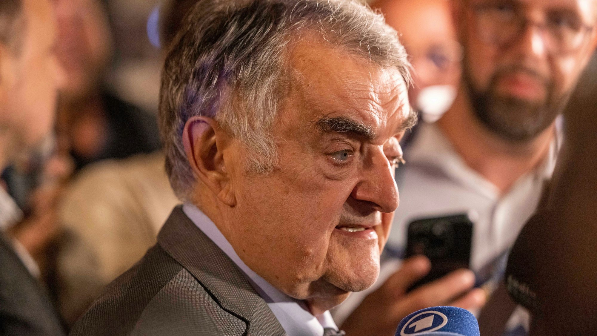 Solingen: Herbert Reul (CDU), Innenminister von Nordrhein-Westfalen, macht sich ein Bild vor Ort und gibt der Presse ein Statement. Bei einer Attacke auf der 650-Jahr-Feier der Stadt hat es mehrere Todesopfer und Verletzte gegeben.