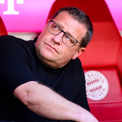 Münchens Sportvorstand Max Eberl sitzt vor dem Spiel im Stadion.