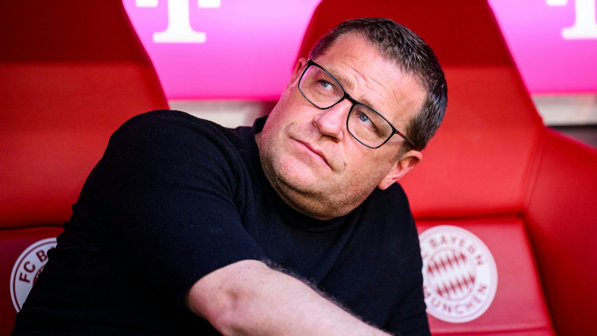 Münchens Sportvorstand Max Eberl sitzt vor dem Spiel im Stadion.