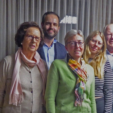 Die fünf Mitglieder des Vorstandes stehen beisammen und lächeln in die Kamera.