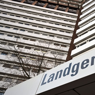 Ein Schild weist auf das Landgericht Köln hin.