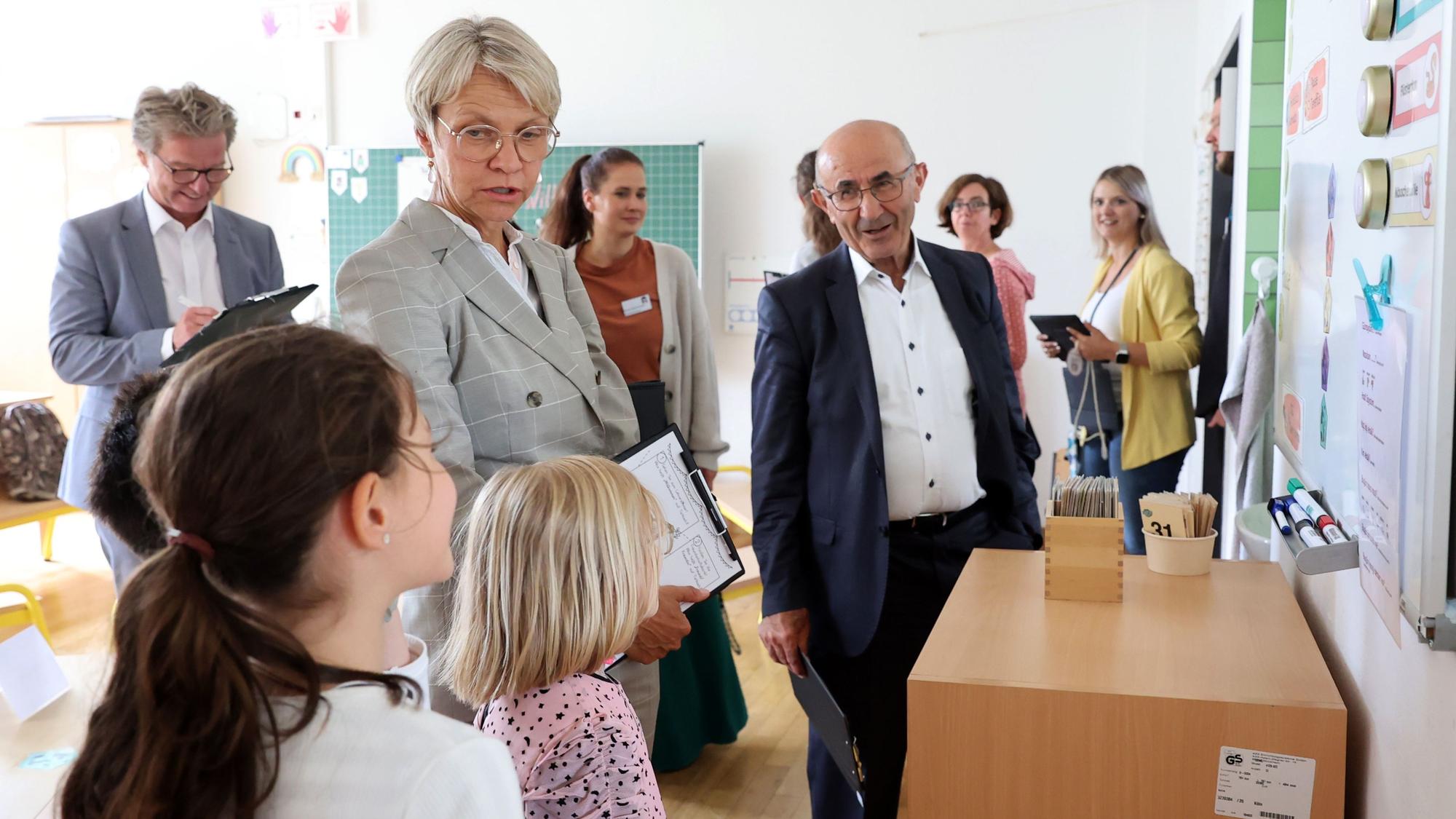 Besuch von NRW-Schulministerin Dorothee Feller an der Grundschule Alzeyer Straße in Köln-Bilderstöckchen.