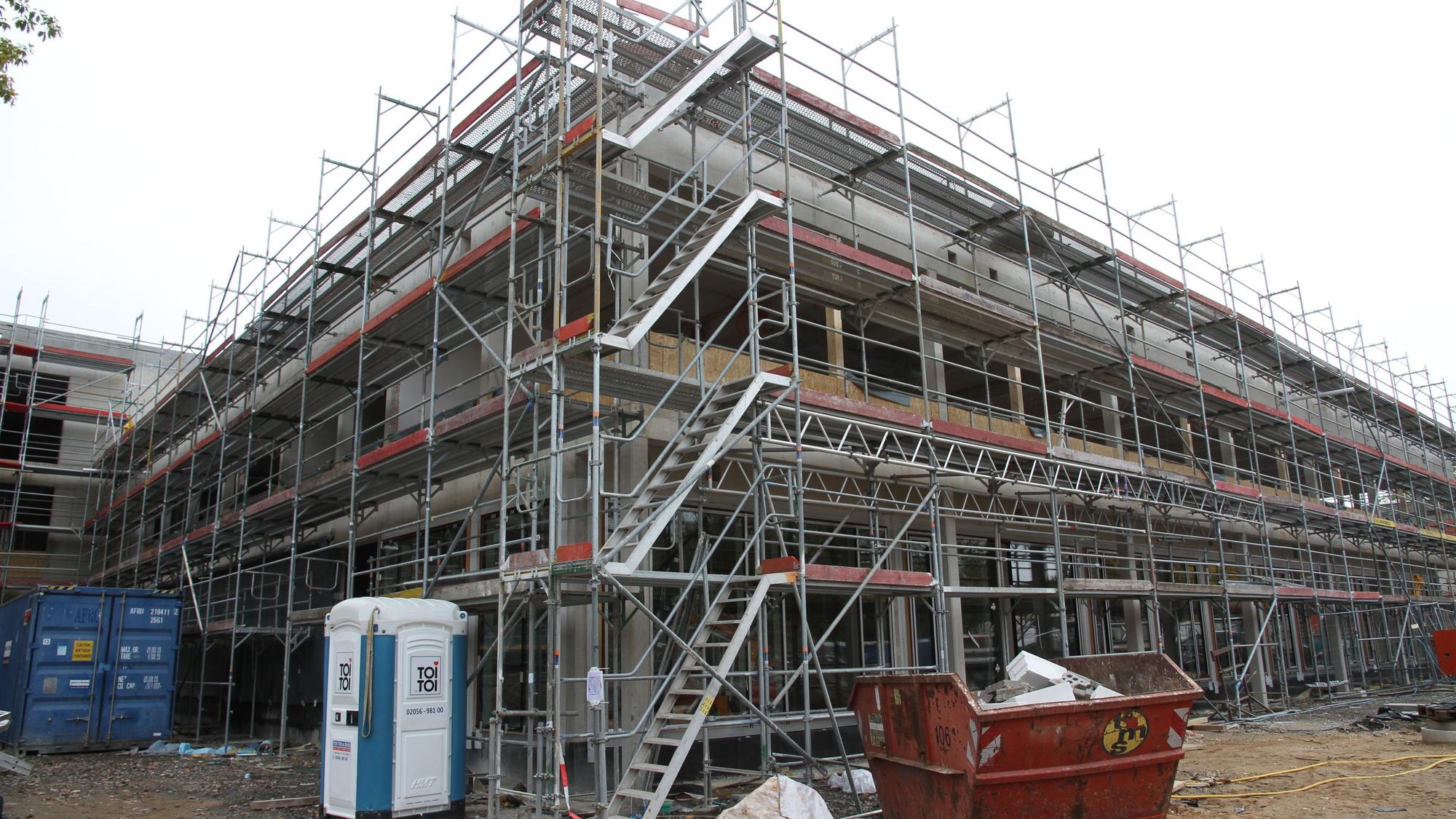 Gerüste an einem Neubau für ein Schulzentrum