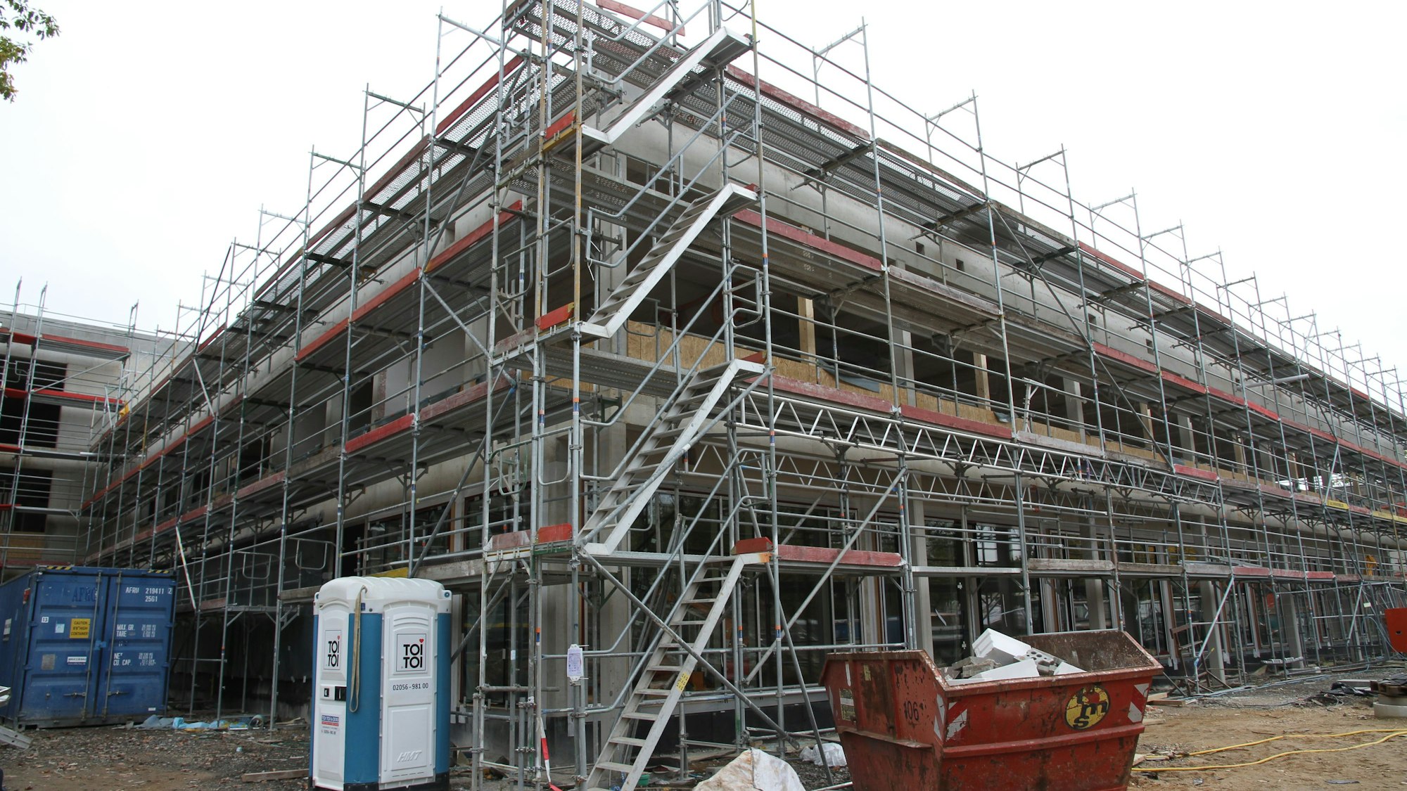 Gerüste an einem Neubau für ein Schulzentrum