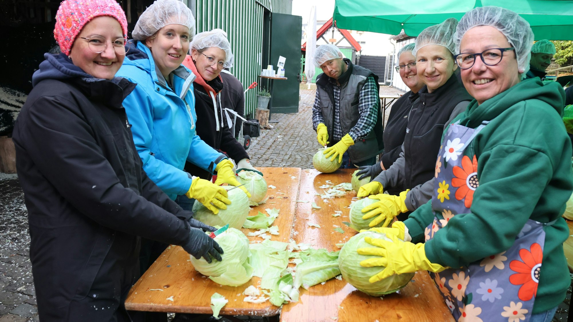 Mitglieder des Heimatvereins beim Kappes schaaven.