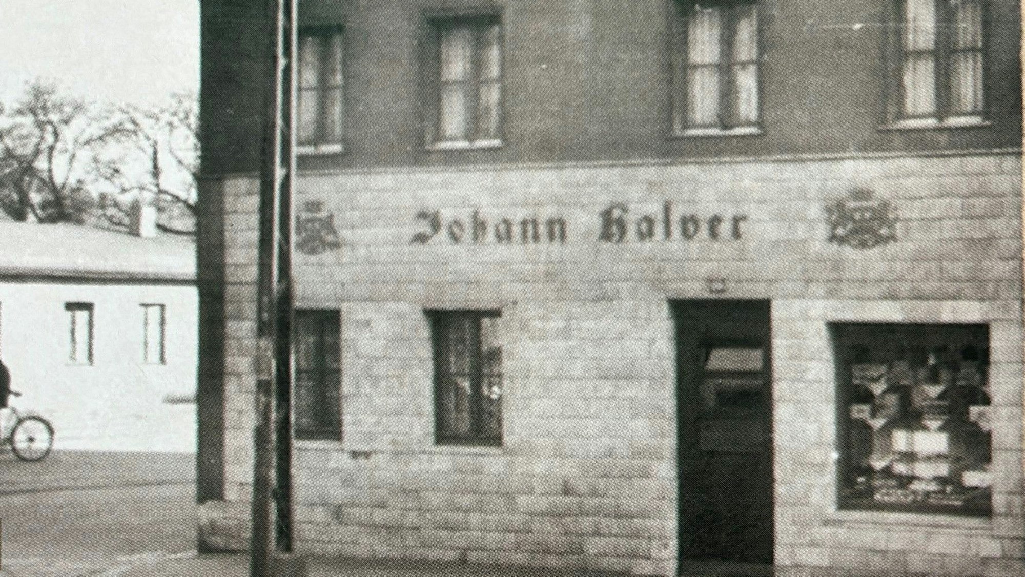 Zu sehen ist eine Schwarz-Weiß-Aufnahme einer Bäckerei.