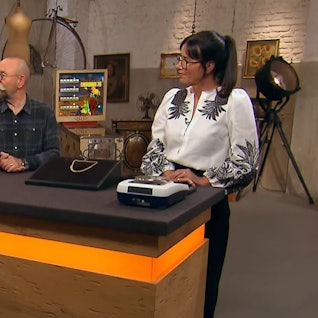 Mutter und Tochter (v.l.) aus Monheim am Rhein mit Horst Lichter und Heide Rezepa-Zabel bei „Bares für Rares“.