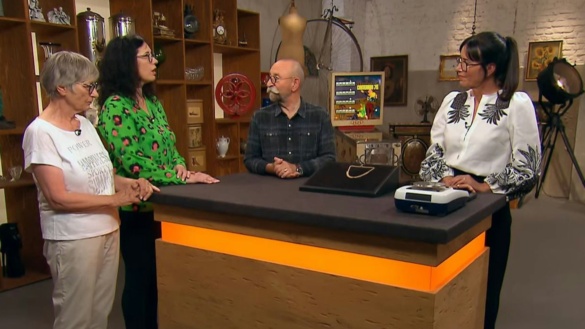 Mutter und Tochter (v.l.) aus Monheim am Rhein mit Horst Lichter und Heide Rezepa-Zabel bei „Bares für Rares“.