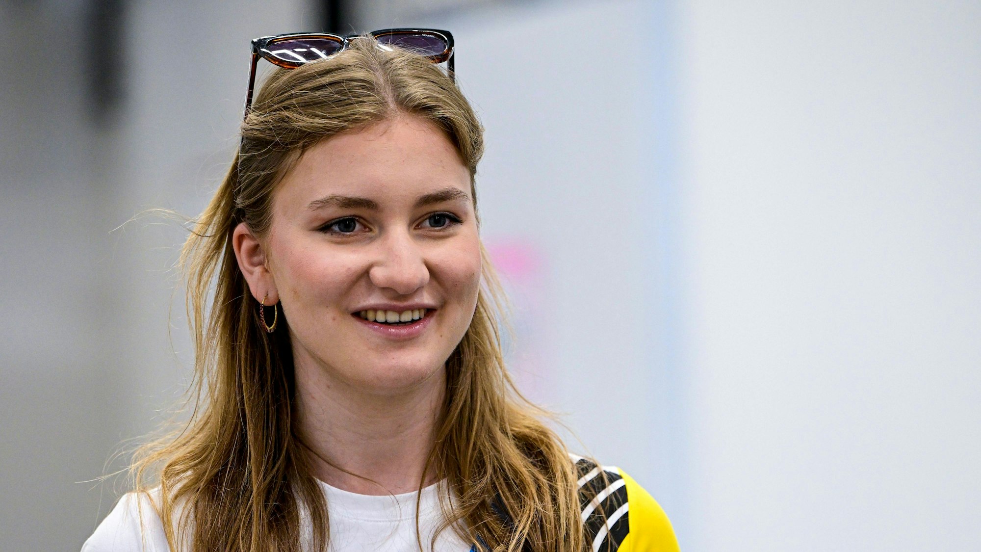 Kronprinzessin Elisabeth lacht freundlich an der Kamera vorbei.