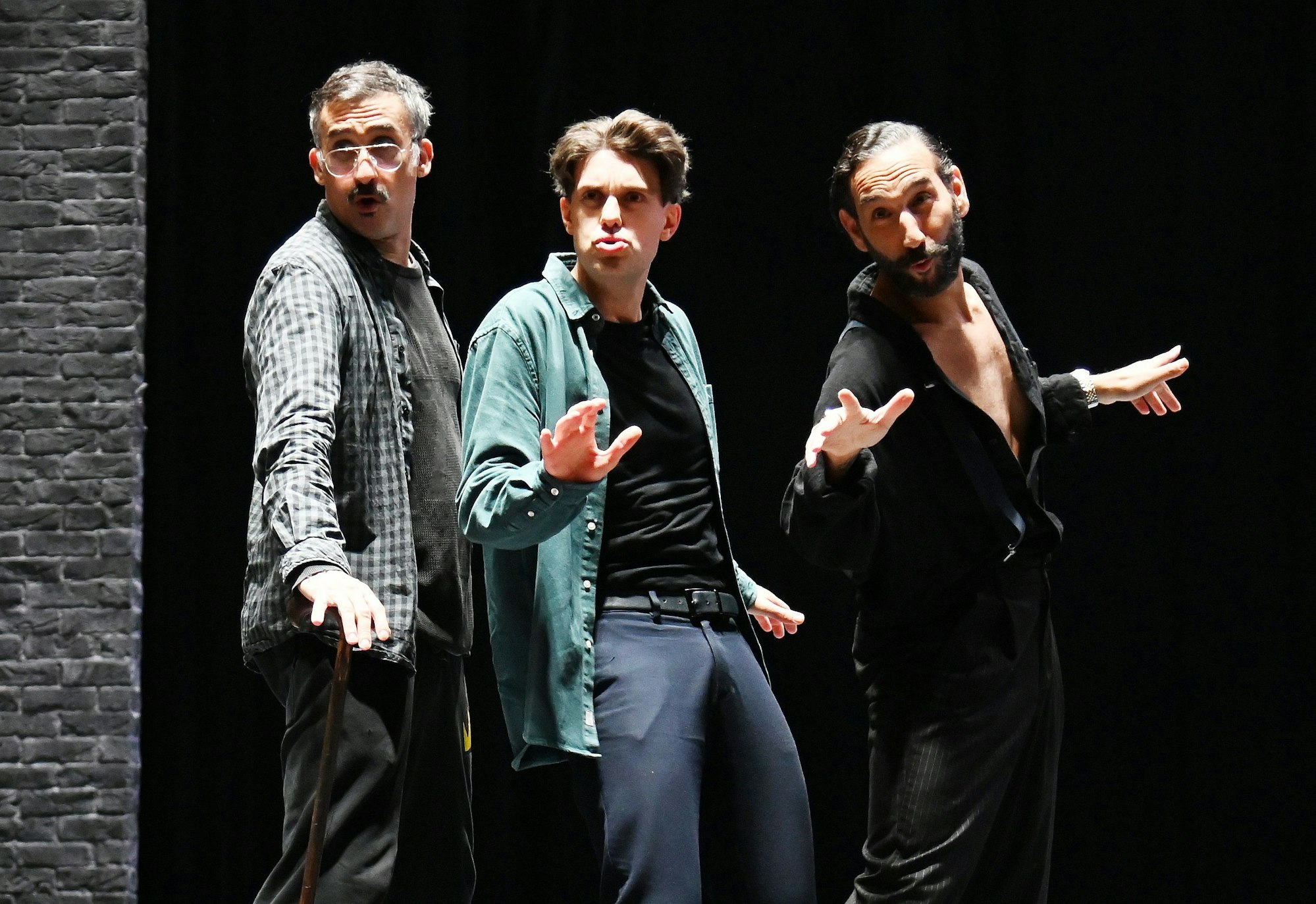 Gemeinsam mit seinen Kollegen Gianni Meurer (l., spielt hier Toulouse-Lautrec) und Jonas Hein (Mitte, spielt Christian) probt Massimo Sinató eine Szene aus dem ersten Akt.