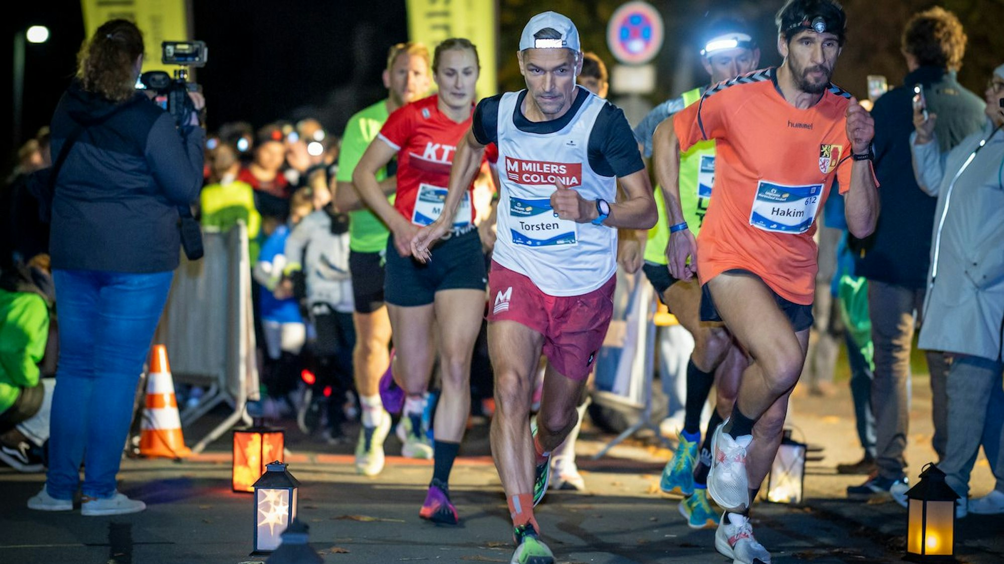 Das Bild zeigt Teilnehmer einer Lauf-Veranstaltung.