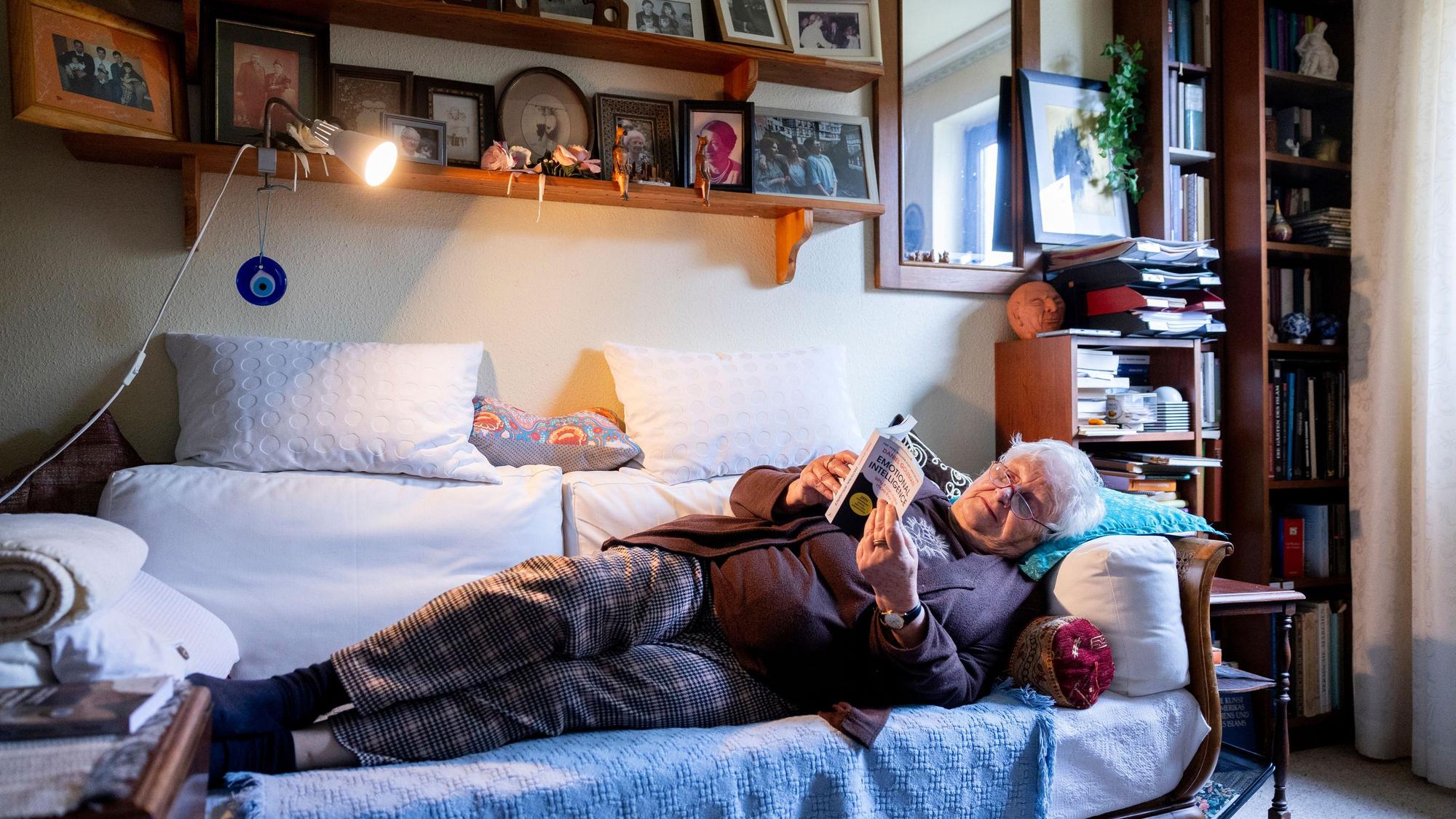 In ihrem „Denkzimmer“ liest und schreibt Behechti – und erinnert sich an früher
