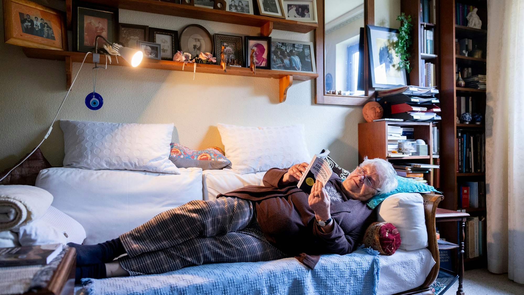 In ihrem „Denkzimmer“ liest und schreibt Behechti – und erinnert sich an früher