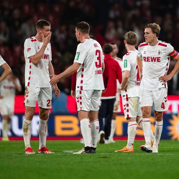 Kölns Eric Martel (l-r), Steffen Tigges, Dominique Heintz und Timo Hübers stehen nach der Partie auf dem Feld. Das Spiel endete 1:2.