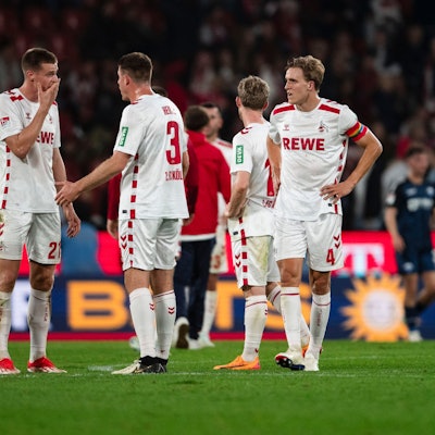 Kölns Eric Martel (l-r), Steffen Tigges, Dominique Heintz und Timo Hübers stehen nach der Partie auf dem Feld. Das Spiel endete 1:2.