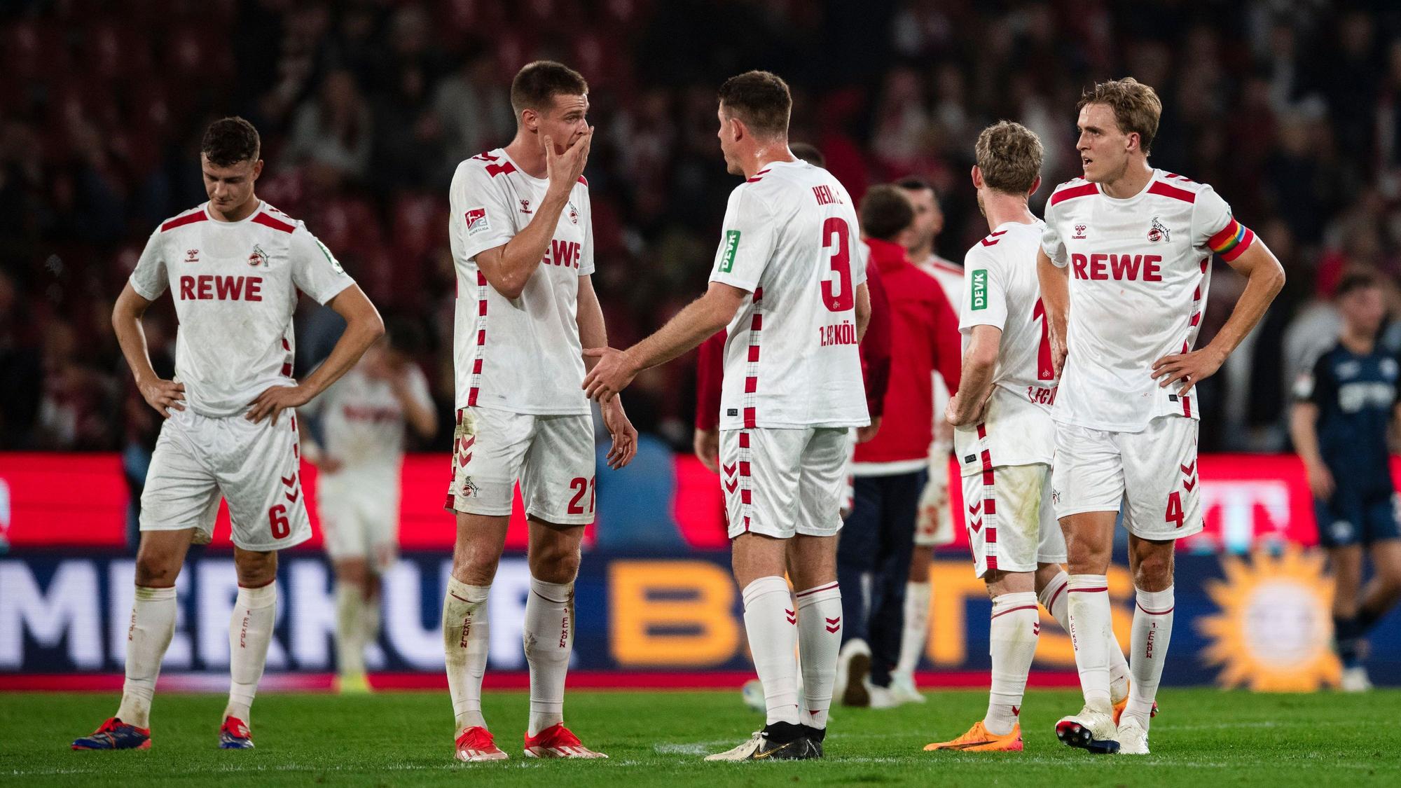 Kölns Eric Martel (l-r), Steffen Tigges, Dominique Heintz und Timo Hübers stehen nach der Partie auf dem Feld. Das Spiel endete 1:2.