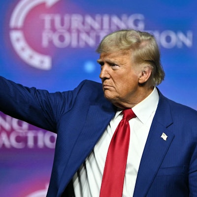 Der republikanische Präsidentschaftskandidat und ehemalige Präsident Donald Trump grüßt bei einer Wahlkampfveranstaltung.