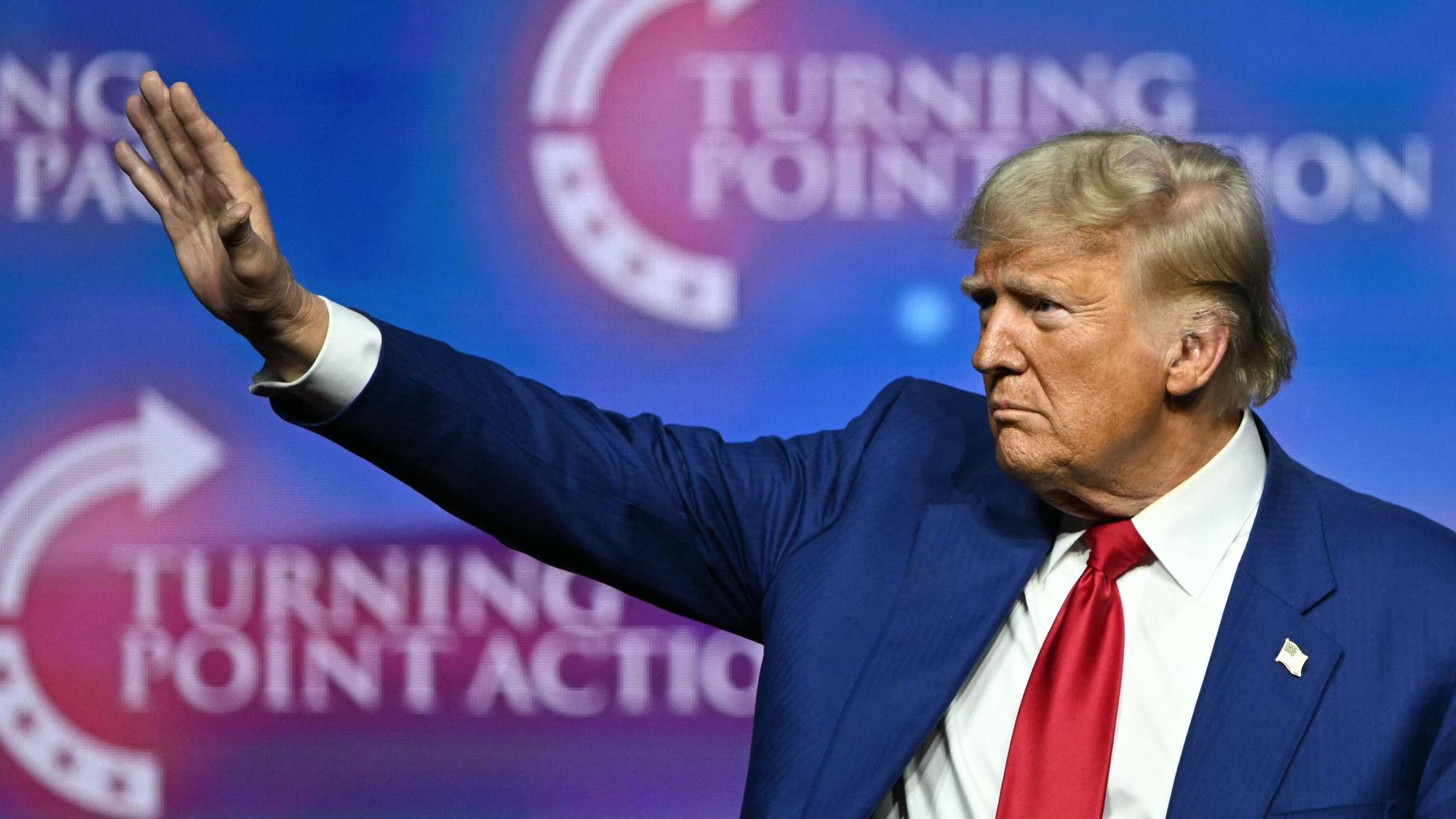 Der republikanische Präsidentschaftskandidat und ehemalige Präsident Donald Trump grüßt bei einer Wahlkampfveranstaltung.