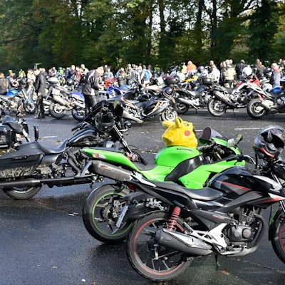 1.000 Biker mit ihren Motorrädern auf dem Parkplatz am Märchenwald Altenberg.