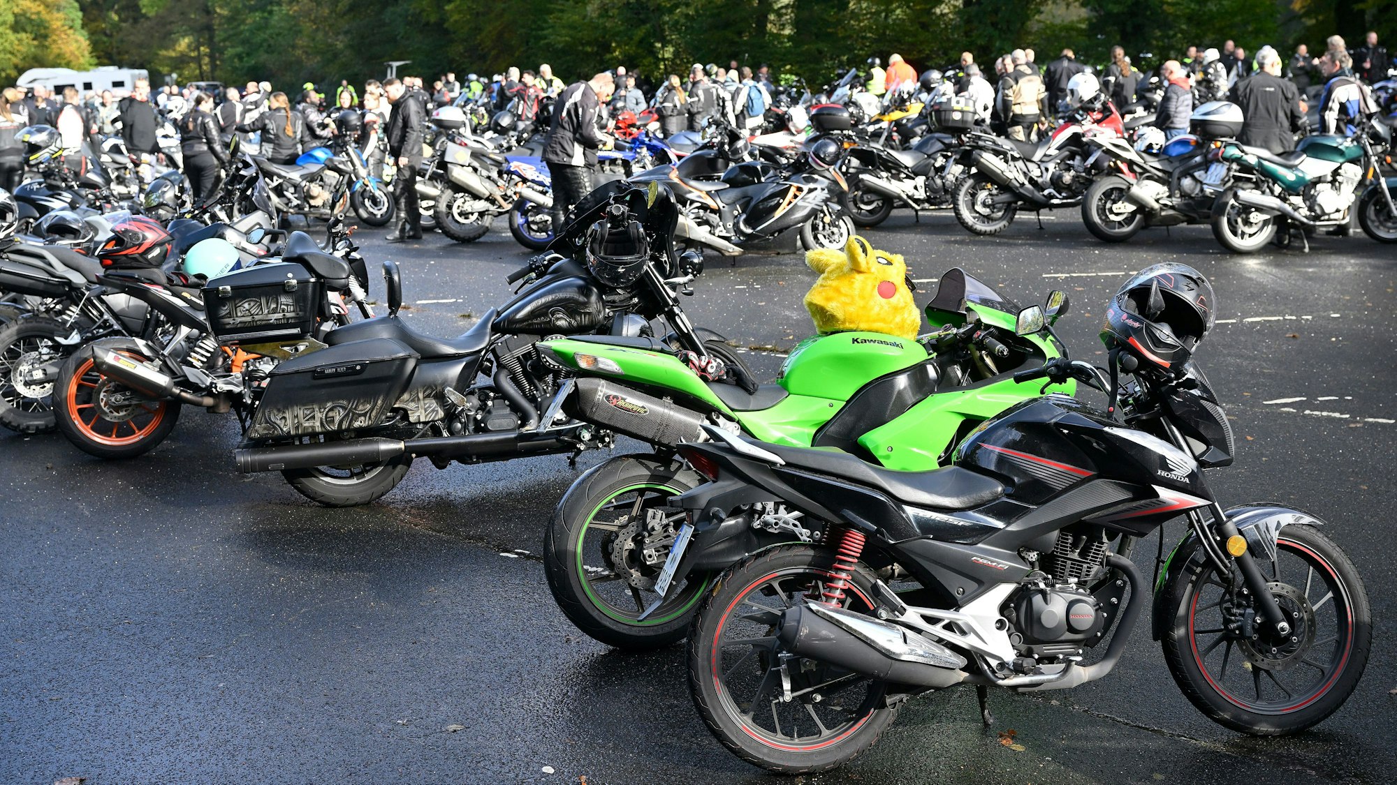 1.000 Biker mit ihren Motorrädern auf dem Parkplatz am Märchenwald Altenberg.