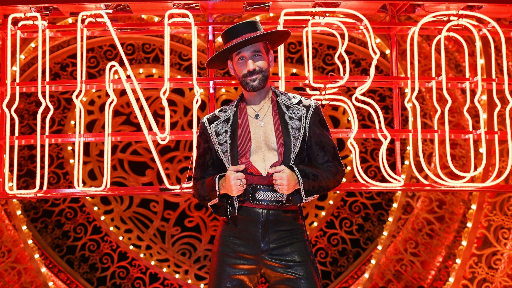 Massimo Sinató im Kostüm von Santiago aus „Moulin Rouge“.