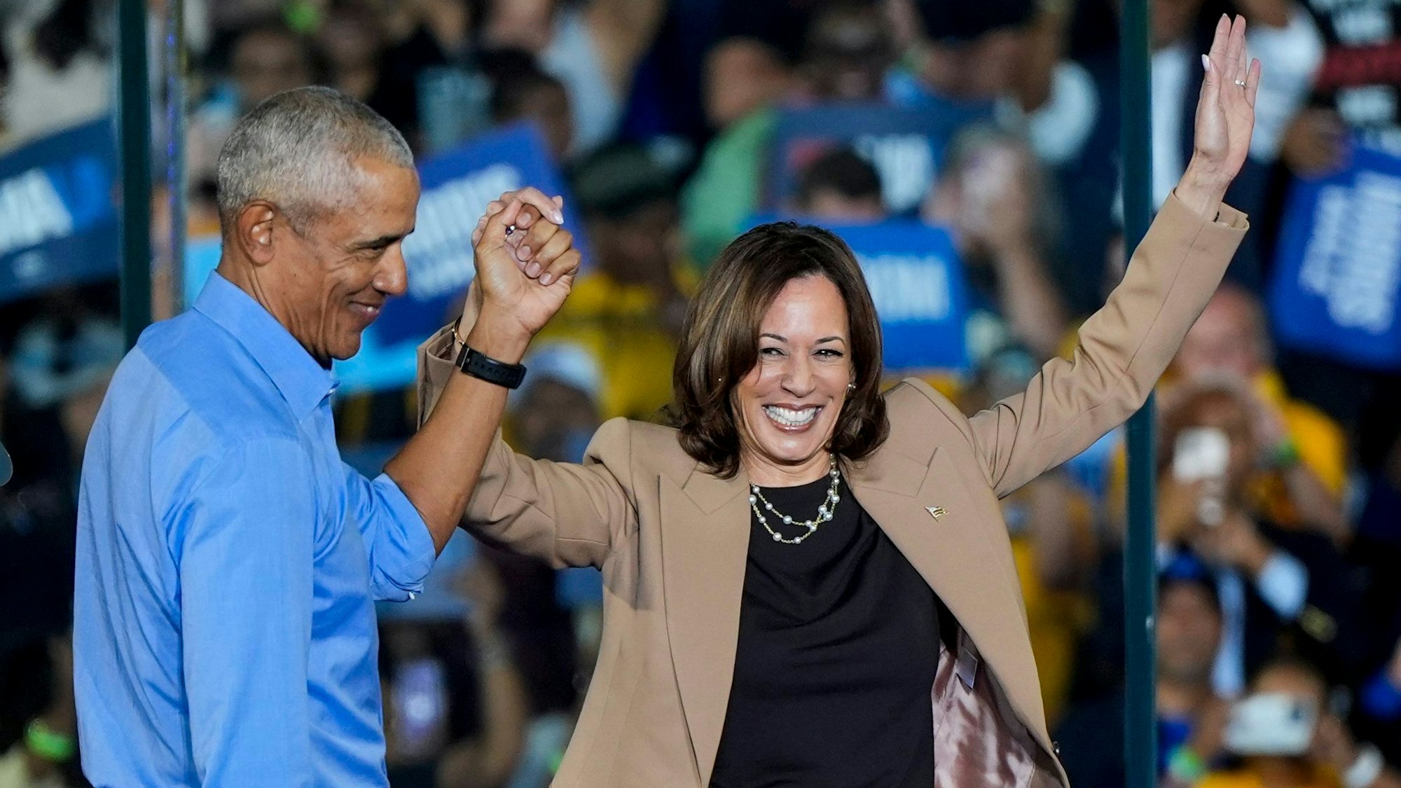 Der ehemalige US-Präsident Barack Obama hält die Hand der demokratischen Präsidentschaftskandidatin und Vizepräsidentin Kamala Harris, nachdem er sie während einer Wahlkampfveranstaltung für Harris vorgestellt hat.