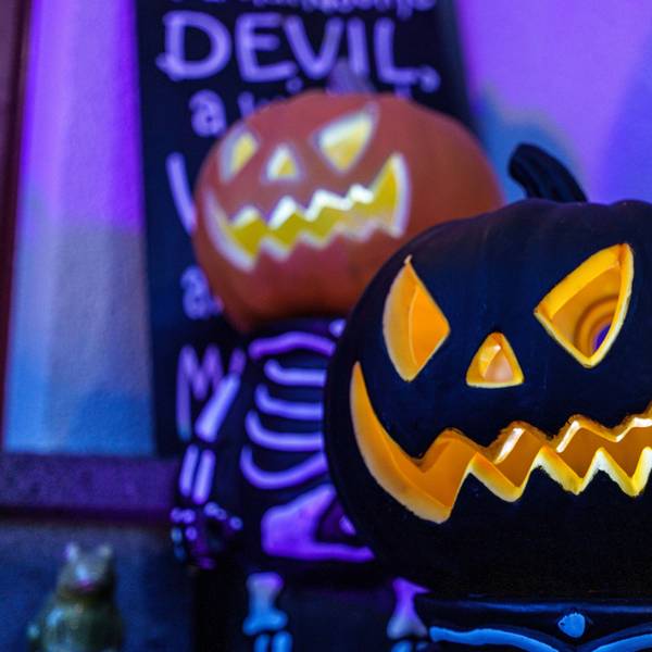 Illuminierte Kürbisse stehen im Vorgarten. (zu dpa: «Hessischer Handel erwartet mehr Umsatz mit Halloween») +++ dpa-Bildfunk +++