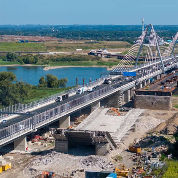 Immer noch ein Nadelöhr: Der erste Neubauteil der Leverkusener Rheinbrücke steht, wegen der vielen Lkw haben die Staus Richtung Dortmund seit der Freigabe im Frühjahr aber deutlich zugenommen.