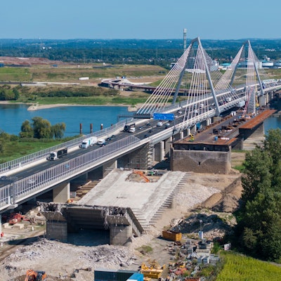 Immer noch ein Nadelöhr: Der erste Neubauteil der Leverkusener Rheinbrücke steht, wegen der vielen Lkw haben die Staus Richtung Dortmund seit der Freigabe im Frühjahr aber deutlich zugenommen.