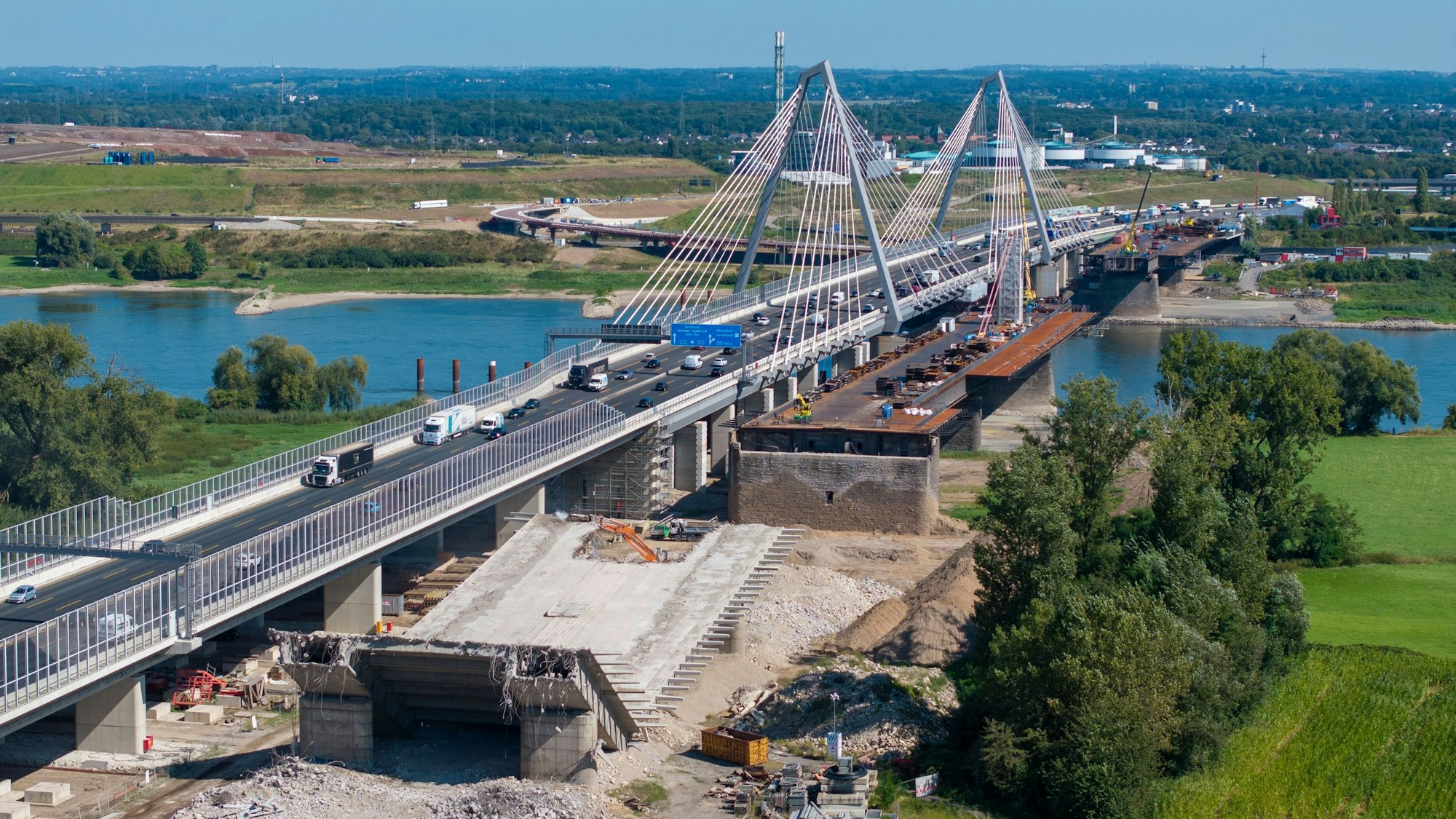 Immer noch ein Nadelöhr: Der erste Neubauteil der Leverkusener Rheinbrücke steht, wegen der vielen Lkw haben die Staus Richtung Dortmund seit der Freigabe im Frühjahr aber deutlich zugenommen.