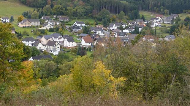 Mörderisches Idyll: Das Eifeldorf Sötenich inmitten grüner Natur
