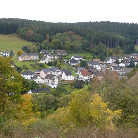 Mörderisches Idyll: Das Eifeldorf Sötenich inmitten grüner Natur