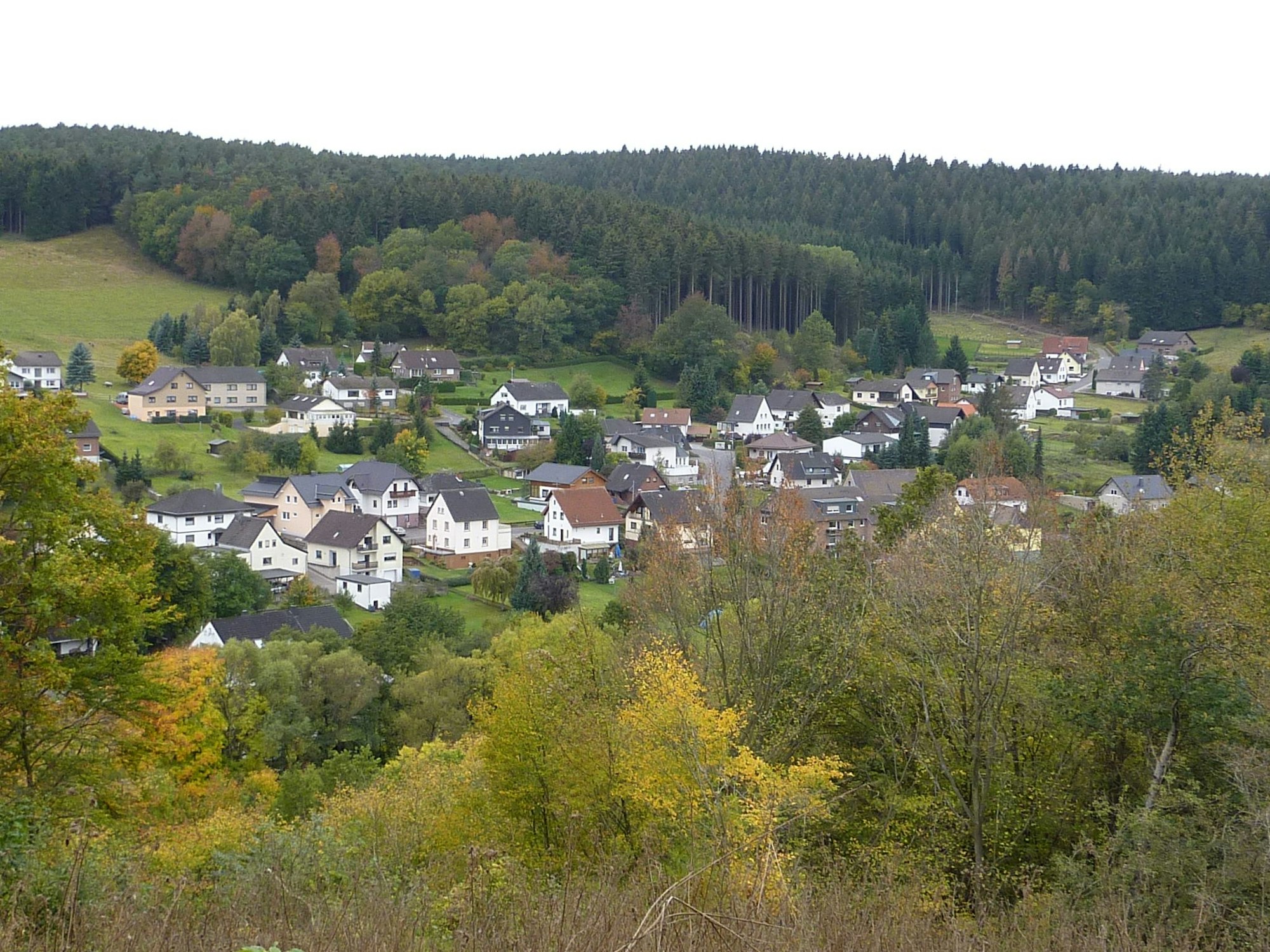Mörderisches Idyll: Das Eifeldorf Sötenich inmitten grüner Natur