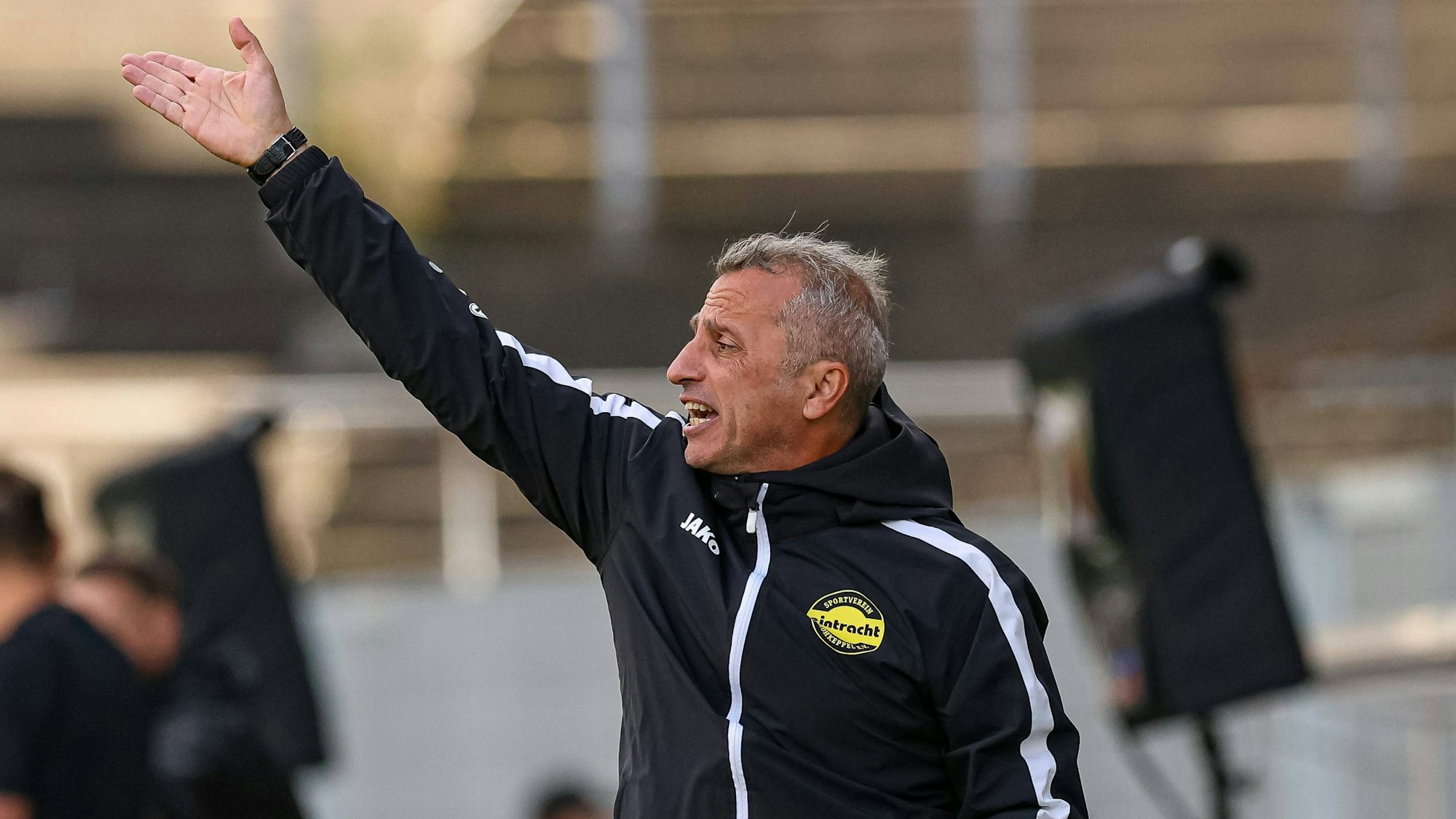 Hohkeppels Trainer Iraklus Metaxas gibt Anweisungen von der Linie aus.